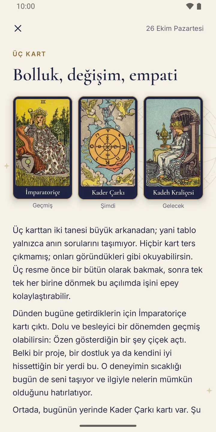“Üç Kart” açılımı: Geçmiş için “İmparatoriçe”, Şimdi için “Kader Çarkı”, Gelecek için “Kadeh Kraliçesi”, altında yorumun başlangıcı