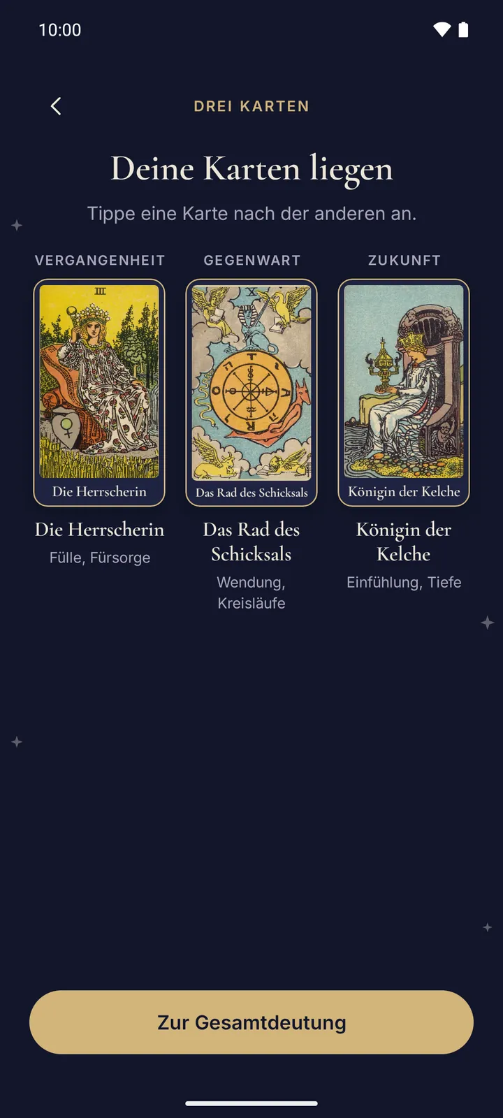 Die Legung Drei Karten mit drei aufgedeckten Karten unter Vergangenheit, Gegenwart und Zukunft und dem Knopf „Zur Gesamtdeutung“.